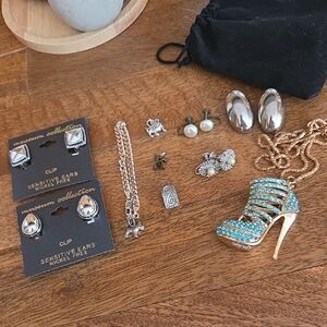 Silver and Gold Jewelry Set with Blue High Heel Pendant